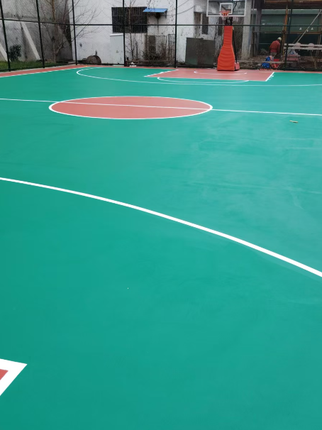回民 球场长期使用易出现地面开裂